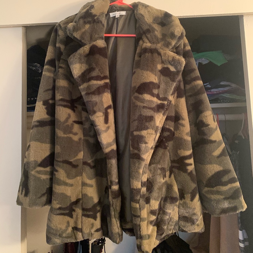 ✨Fuzzy camo coat✨